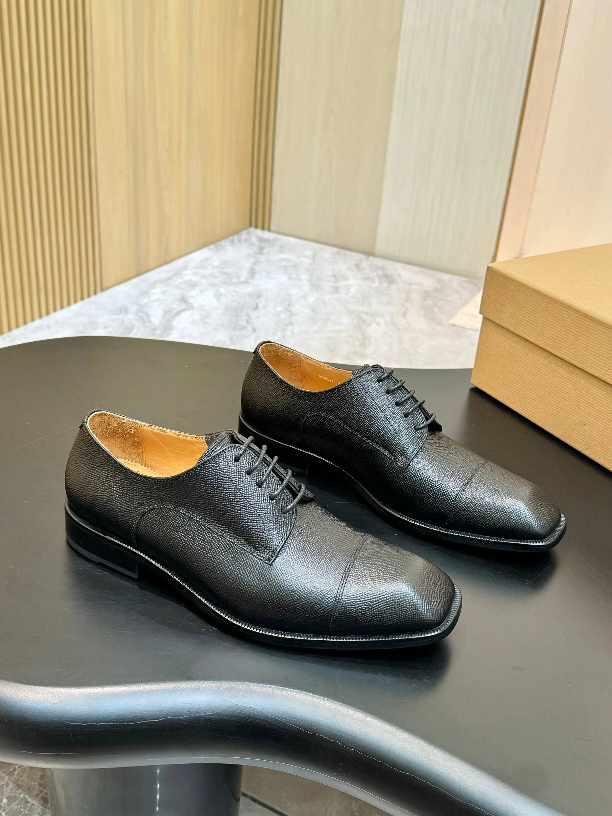 [CL red sole shoes] Top P: 1020💰 Size 39-44 (⚠️38.45.46.47 custom-made, non-returnable and non-exchangeable) 🆑High-end men's business formal leather shoes, original authentic top quality goods ••✅💯 Top original order purchasing agent! Original imported patterned cowhide ➕Imported cowhide lining ➕Cowhide feet ➕Original leather outsole~🉑️Feel free to compare the authentic ones!